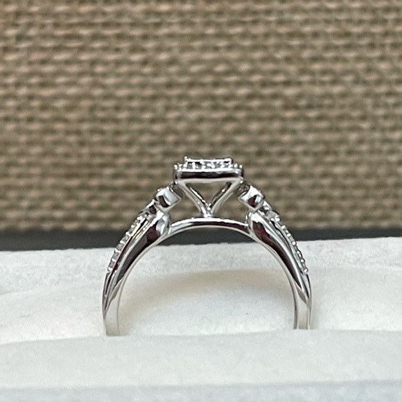 NWOT .42ctw Diamond Sterling Silver Ring - Picture 8 of 16